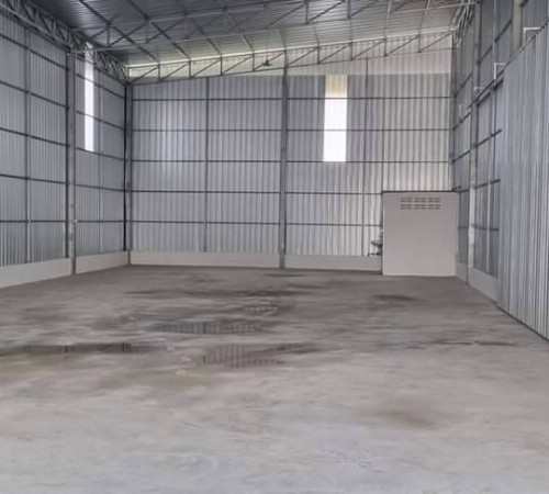 ให้เช่าโรงงานโกดังคลังสินค้าสร้างใหม่ บริเวณซอยโพธิ์แก้ว 3 ซอยลาดพร้าว 101 บนพื้นที่ 1 ไร่ มี 2 หลังละ 560 ตรม. แบ่งเช่า 280 280 ตรม